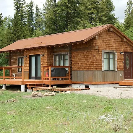 True Grit Rustic Retreat: Pet-Friendly Adventure Cabin